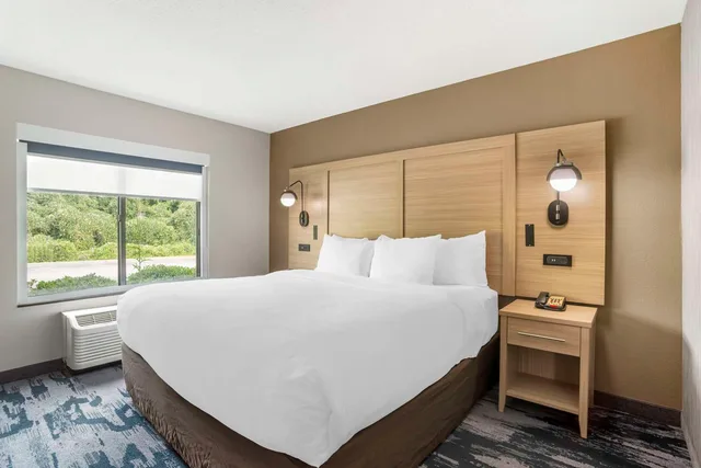 جناح بسرير كينج لذوي الإعاقة، Comfort Suites At WestGate Mall 2/3