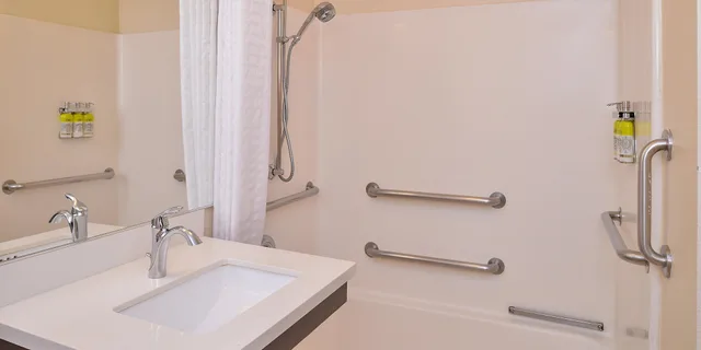 جناح بغرفة نوم واحدة بحوض استحمام لذوي الإعاقة، Candlewood Suites Austin N-Cedar Park 2/3