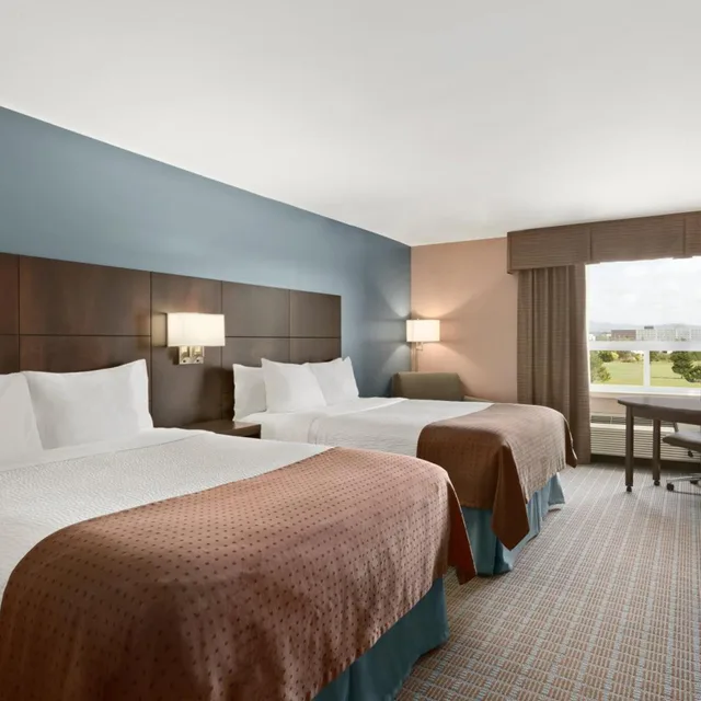 غرفة بسرير كينج وسريرين كوين، Days Inn Stephenville 3/10