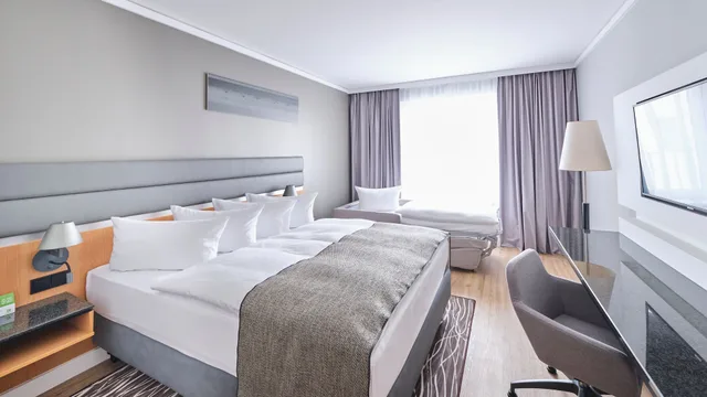 غرفة قياسية بسرير كوين مع أريكة، Holiday Inn Berlin Airport Conference Centre Formerly Holiday Inn Berlin International Airport 2/10
