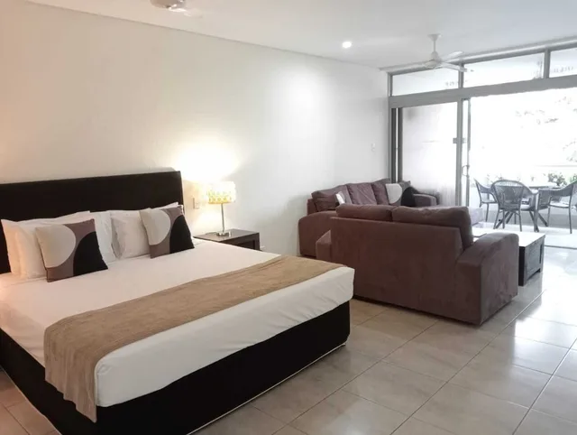 Club, Studio, King Bed, Street View، Club Tropical Resort 2/5