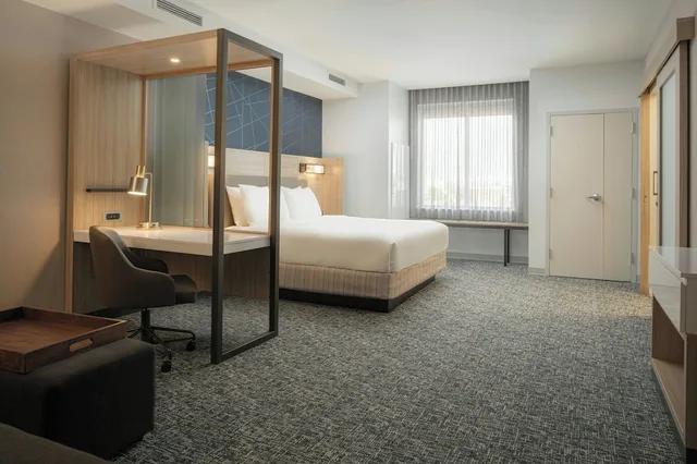 جناح ركني بسرير كينج مع أريكة، SpringHill Suites by Marriott Tampa Downtown 1/6