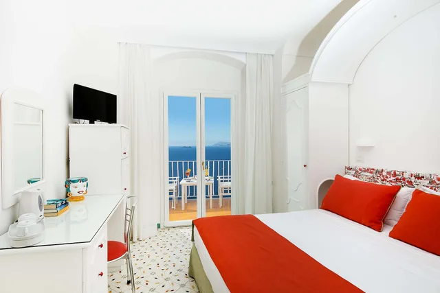 غرفة ديلوكس بسريرين منفصلين بإطلالة على البحر بشرفة، Hotel Tramonto d'Oro 1/10