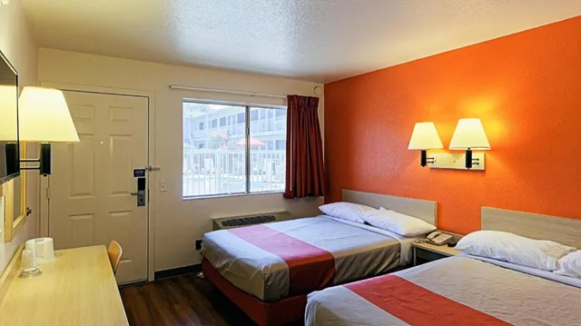 غرفة بسريرين مزدوجين، Motel6 Chico, CA 1/3