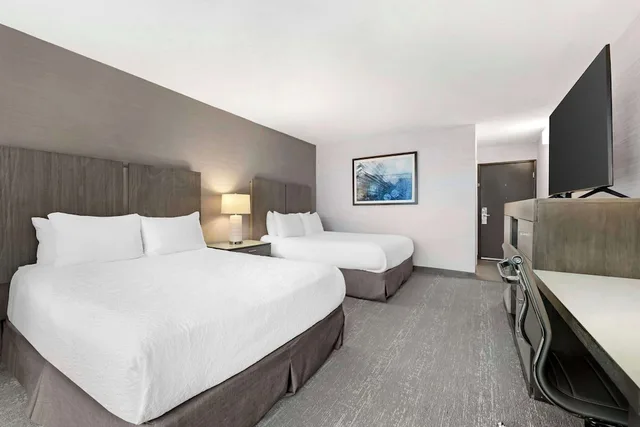غرفة قياسية بسريرين كوين يُسمح فيها بالحيوانات الأليفة، Best Western Plus Agate Beach Inn 2/6