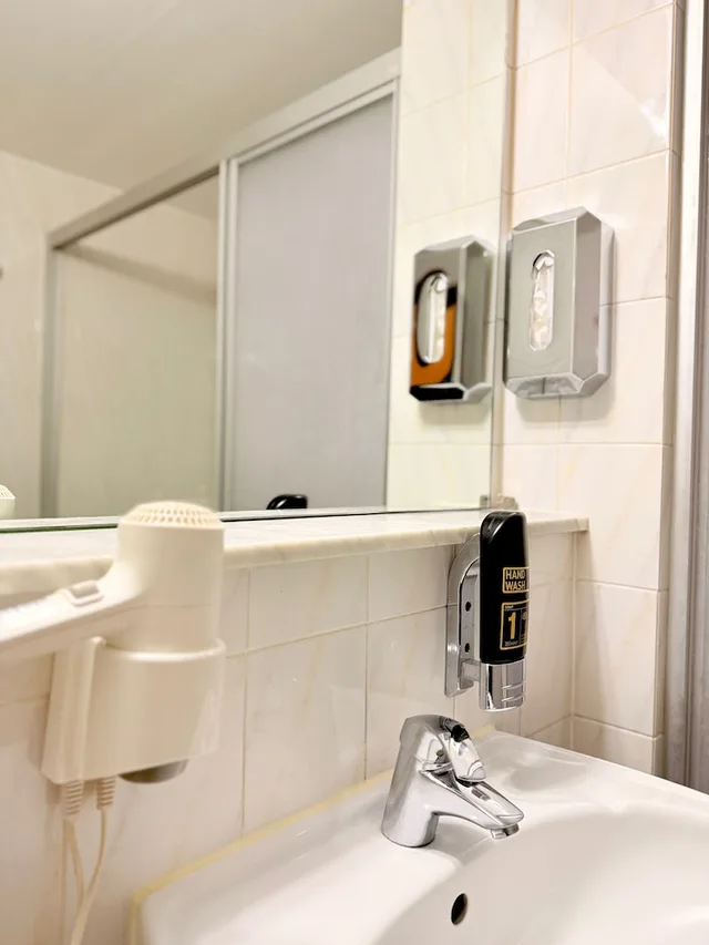 غرفة ثلاثية بثلاثة أسرّة، Colour Hotel 5/6