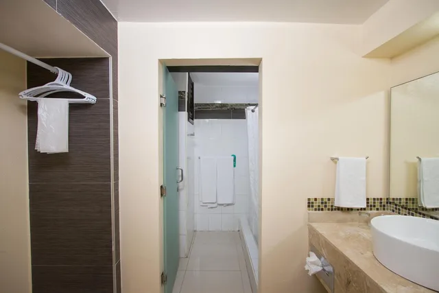 غرفة بسريرين مزدوجين بإطلالة على البحيرة، Don Pelayo Pacific Beach Hotel 3/7