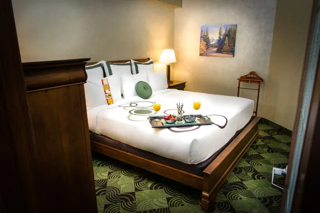 غرفة قياسية بسرير كينج مع أريكة، Deerfoot Inn Casino 2/7