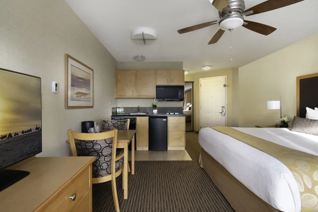 غرفة قياسية بسرير كينج وسرير كوين بمطبخ صغير، Best Western Plus Ocean View Resort 9/10