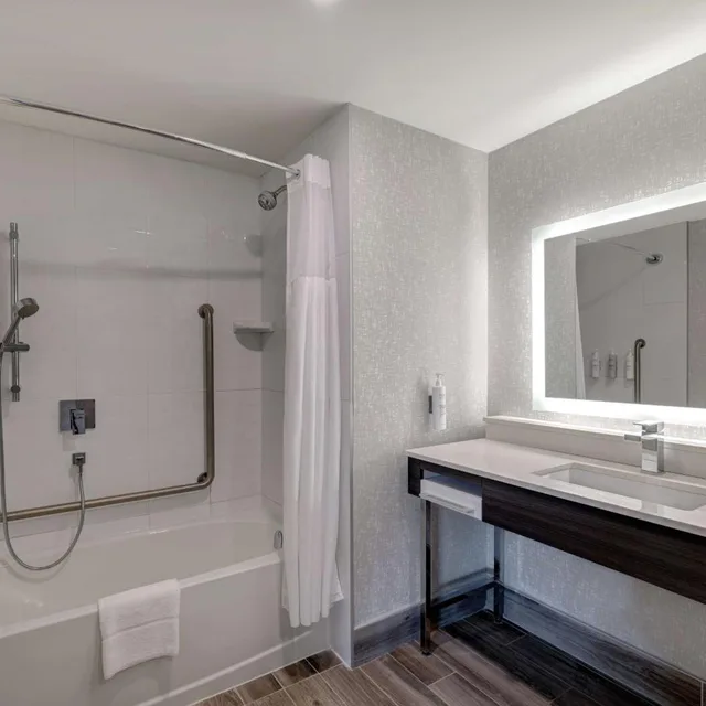 استوديو بسريرين كوين مع أريكة بحوض استحمام لذوي الإعاقة، Hampton Inn & Suites by Hilton Burlington Toronto 4/4