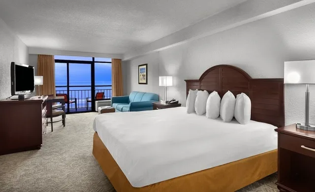 غرفة قياسية بسرير كينج بإطلالة مع أريكة لذوي الإعاقة، Best Western Ocean Sands Beach Resort 4/10