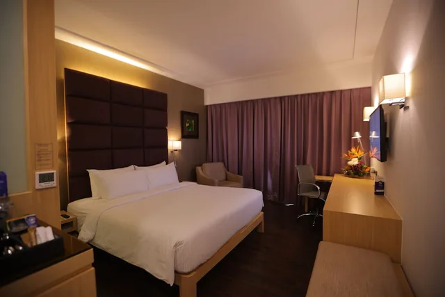 غرفة بريميير بسرير كينج مع دخول الصالة، NOVOTEL HYDERABAD AIRPORT 4/7