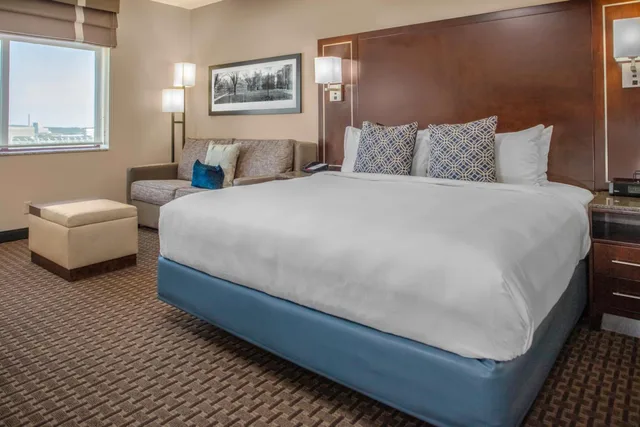 غرفة بسرير كينج مع أريكة، New Haven Hotel 3/9