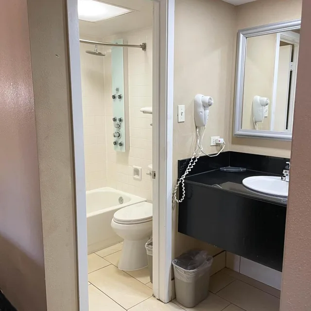 غرفة رباعية بسرير مزدوج للمدخنين، Studio6 Suites North Richland Hills, TX 4/7
