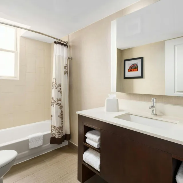 جناح بسرير كوين بغرفة نوم واحدة مع أريكة، Residence Inn By Marriott Atlanta Midtown Georgia Tech 7/10