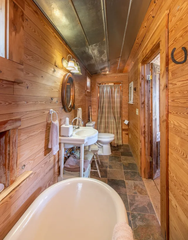 Overwater, Suite, Queen Bed, Private Bathroom، Seventy-four Ranch 1/1