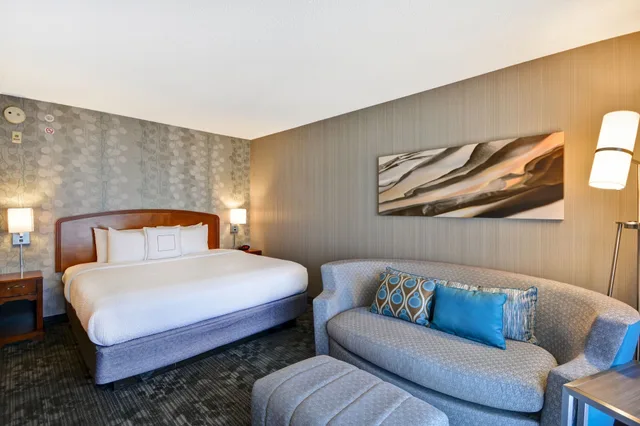 غرفة قياسية بسرير كينج لذوي الإعاقة، Courtyard by Marriott Springfield 4/6