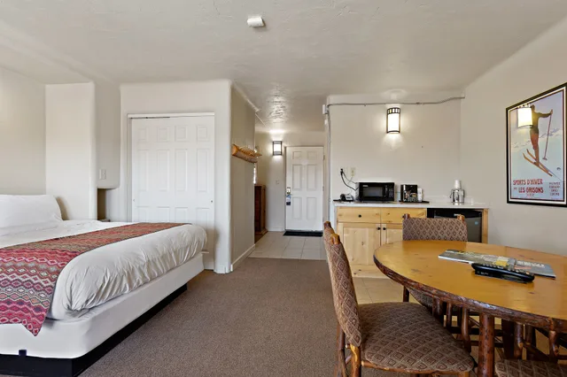 Lodge, Studio, 1 Queen and 2 Bunk Beds، Sioux Lodge Suites by Grand Targhee Resort 5/8