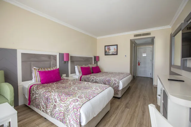 غرفة قياسية بسرير مزدوج وسرير فردي بإطلالة على البحر، Orange County Belek 2/10