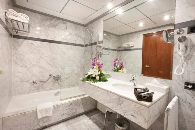غرفة متصلة عائلية رباعية بأربعة أسرّة بإطلالة على المدينة بغرفتي نوم، Hotel Gran Via Logroño 5/5