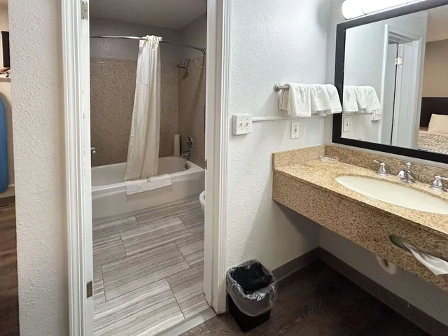 غرفة قياسية بسرير كوين، Studio6 Suites Vancouver, WA - Waterfront 4/5