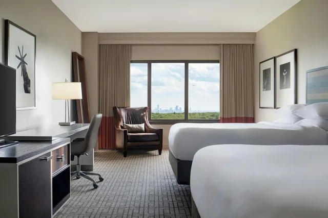 غرفة بسريرين كوين بحوض استحمام لذوي الإعاقة، Renaissance Austin Hotel 2/6