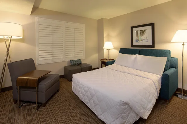 جناح جونيور بسريرين كوين بإطلالة مع أريكة، Four Points by Sheraton Cocoa Beach 1/3