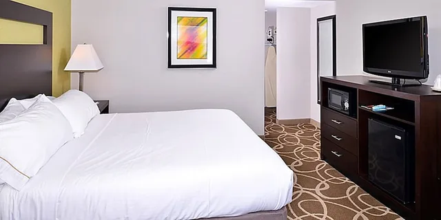 غرفة بسرير كينج لذوي الإعاقة، Elimwood Hotel, A Ramada by Wyndham 5/8