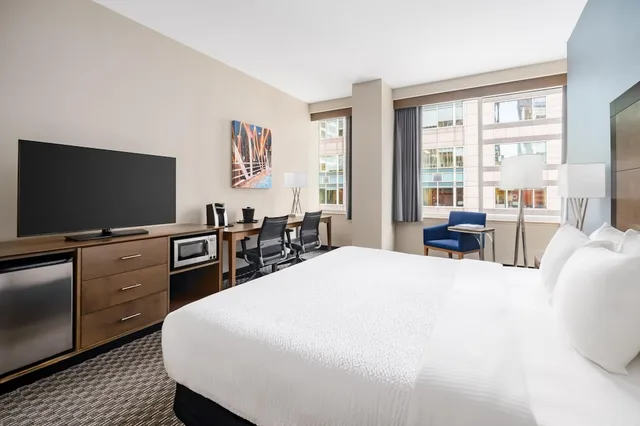 غرفة ديلوكس بسرير كينج، La Quinta Inn Suites By Wyndham Chicago Downtown 8/10
