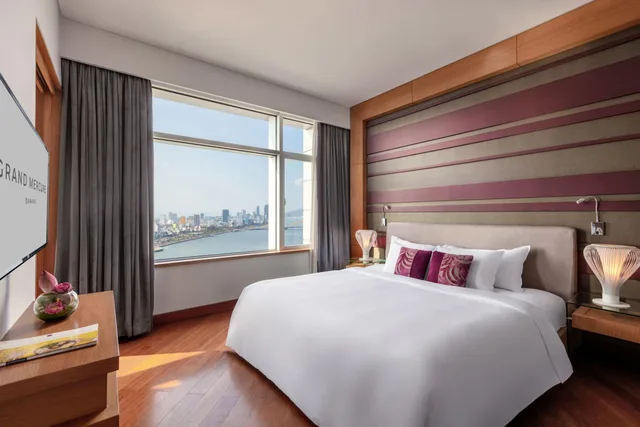 Superior, Queen Bed, Rainbow Bridge and River View, Grand Mercure Danang 4/4
