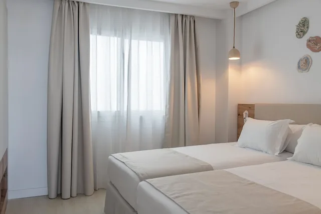 1 Bedroom, Suite, Twin Beds, Side Sea View، Suites Roc Portonova 1/4