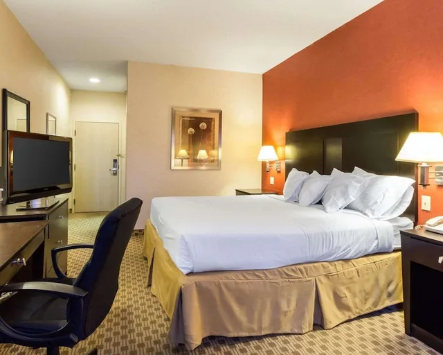 غرفة قياسية بسرير كينج، Quality Inn & Suites Oakwood Village - Cleveland South 2/2