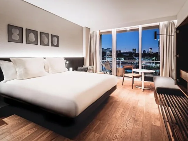 غرفة سوبيريور بسرير كينج بإطلالة على المرفأ، SLS Buenos Aires Puerto Madero 1/4