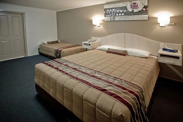 غرفة تنفيذية بسرير كوين وسرير فردي، Centrepoint Motor Inn 1/1