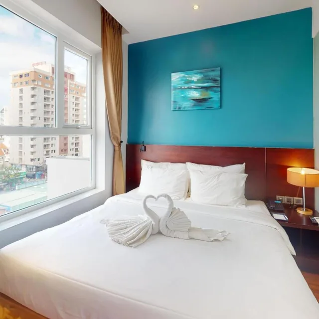 غرفة ديلوكس بسرير مزدوج بإطلالة على المدينة بشرفة، Sofia Suite Hotel Danang 1/8