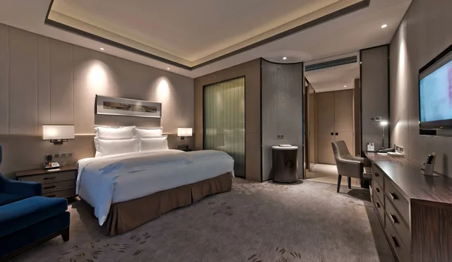 Deluxe, Executive, King Bed, Club Lounge Access, High Floor, Pullman Shanghai Xuhui (ex Pullman Shanghai South) 2/4