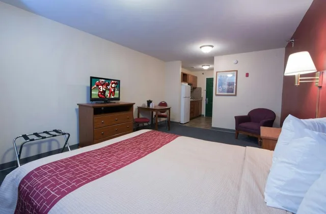 جناح بسرير كينج لذوي الإعاقة، Red Roof Inn And Suites Dickinson 1/8