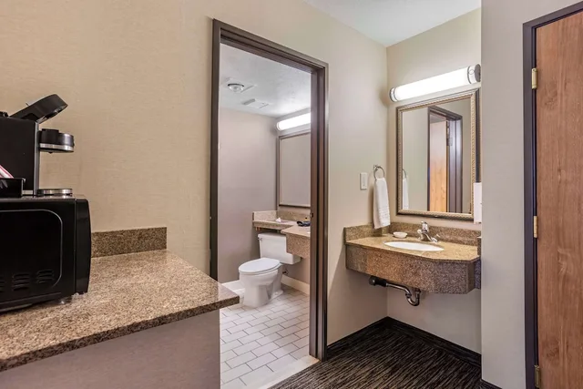 غرفة قياسية بسرير كينج مع أريكة، Best Western Plus Landmark Inn 6/6
