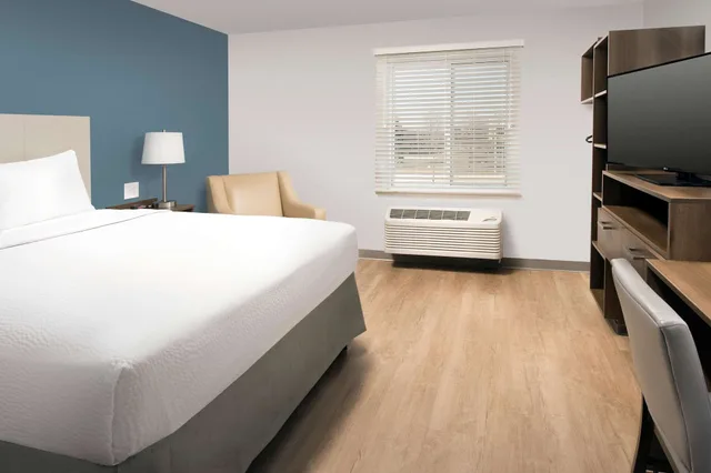 Room, Queen Bed, Accessible, WoodSpring Suites Chicago Tinley Park 3/6