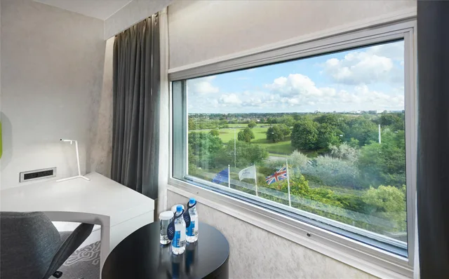 غرفة تنفيذية بسريرين منفصلين مع دخول الصالة، Hilton London Heathrow Airport 2/3