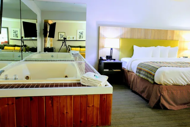 جناح بسرير كينج بحوض جاكوزي، Country Inn And Suites By Radisson Sparta 1/7