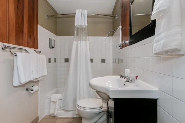 غرفة بسريرين كوين مع أريكة، Courtesy Inn Eugene 10/10
