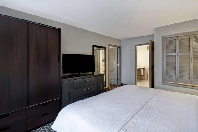 جناح بسرير كينج بجاكوزي لذوي الإعاقة، Homewood Suites by Hilton Edgewater-NYC Area 1/1