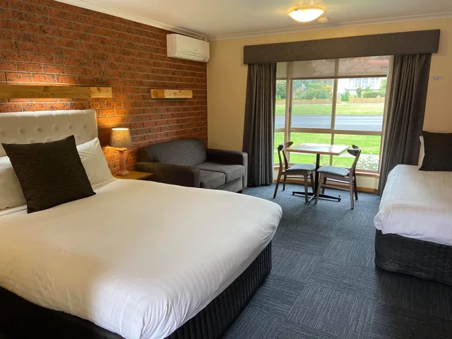 غرفة عائلية بسرير كوين وسرير فردي مع أريكة، Aat 28 Goldsmith Motel 3/5