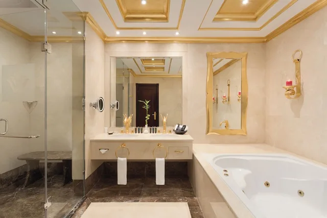 جناح بسرير كينج، Grand Regency Doha Trademark Collection by Wyndham 2/2