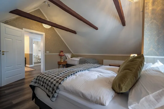 شقة بسرير كينج وسرير فردي بشرفة بإطلالة مع أريكة، Hotel Blanda 1/9