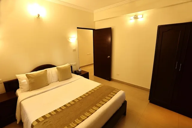 غرفة فاخرة بسرير كينج بإطلالة على الحديقة بشرفة، Goa Villagio Resort & Spa 3/5