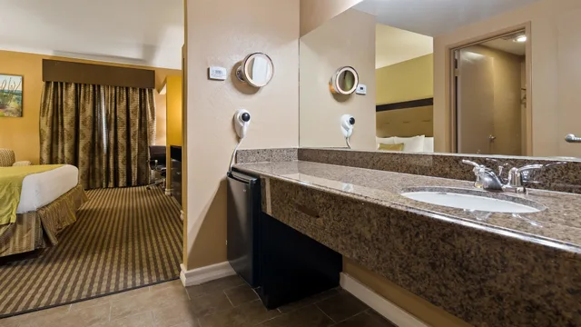 جناح بسرير كينج مع أريكة بحوض جاكوزي، Royal Sun Inn & Suites 8/10