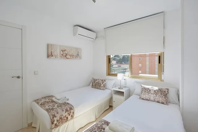 شقة ديلوكس بسرير كوين وسريرين منفصلين بإطلالة على البحر بشرفة مع أريكة، Sonrisa Apartments 1/6