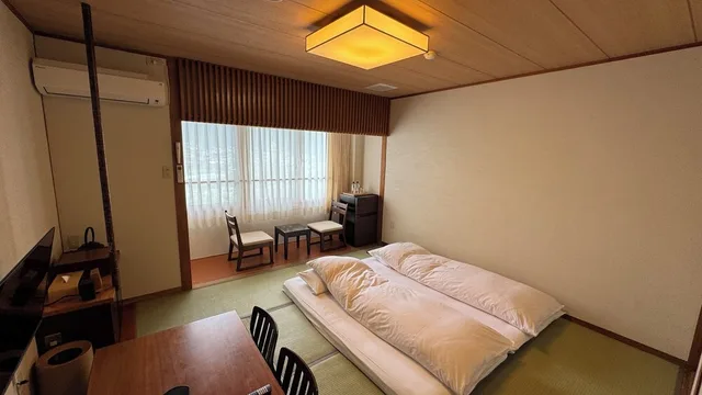 غرفة يابانية بفرشتي فوتون بحمام مشترك في المبنى الرئيسي، Ryokan Yamanami 2/4